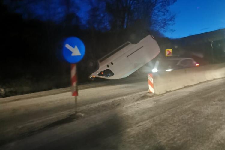 Accident spectaculos în Cluj. O dubiță s-a răsturnat pe carosabil - FOTO