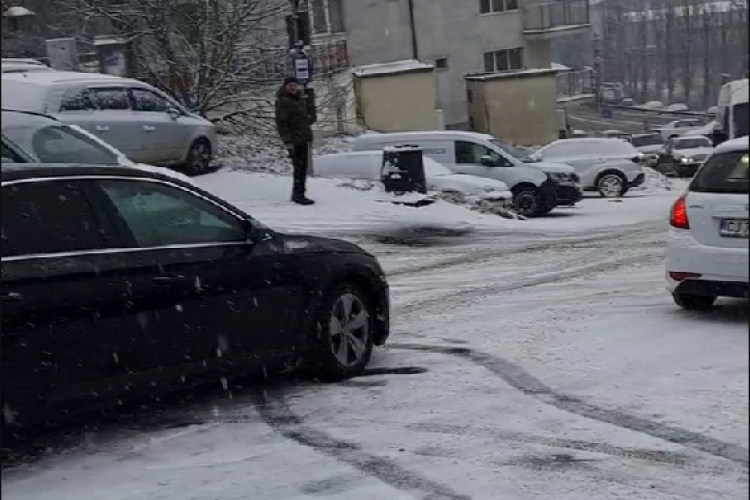 Cluj: Haos pe o stradă din Baciu din cauza zăpezii. Mașinile fac față cu greu condițiilor de pe drumuri - VIDEO