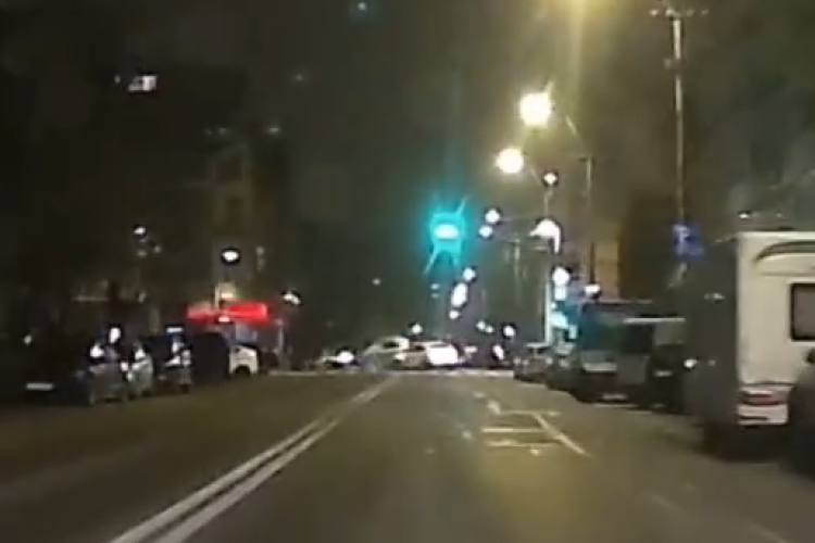 Cum s-a produs accidentul de pe strada București din Cluj, din noaptea de Revelion. Doi pasageri au fost răniți în urma impactului - VIDEO LIVE