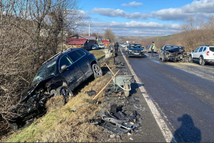 Tragedie de Crăciun: O familie din Cluj, implicată într-un GRAV accident! Toată familia, inclusiv cele două fetițe, au ajuns la spital FOTO