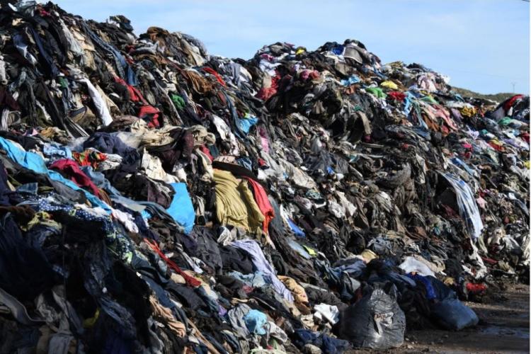 Românii, obligați să-și recicleze hainele vechi de la 1 ianuarie! Deșeurile textile nu mai pot fi aruncate la ghena de gunoi