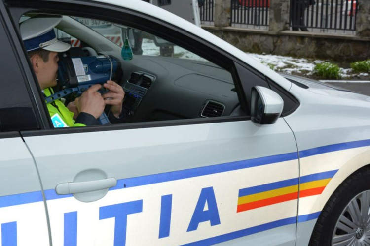 Un bărbat fără permis, prins BĂUT la volanul unei mașini furate, după ce a fost urmărit de polițiști. A avut o viteză de 167 kilometri pe oră în oraș