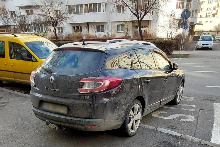 Parcare „după ureche” în Cluj! Un șofer ignoră regulile și deranjează traficul clujean: „Parchează ca un imbecil”