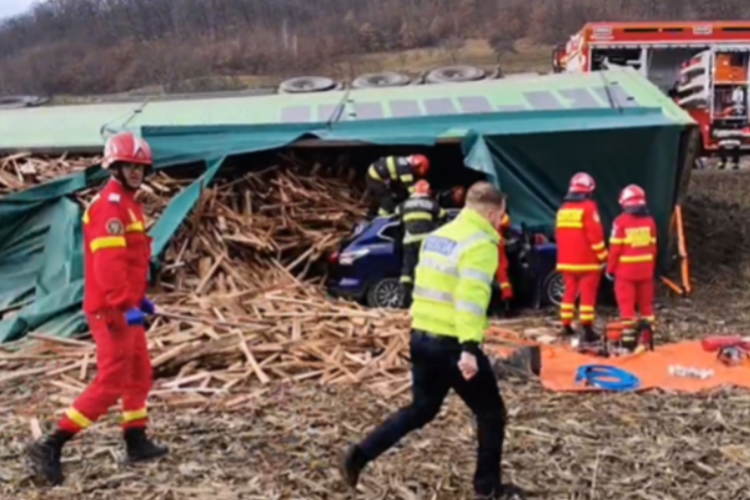 Un șofer din Cluj-Napoca și-a pierdut viața zdrobit în propria mașină! Autoturismul a fost lovit de un TIR. Și soția sa a fost grav rănită