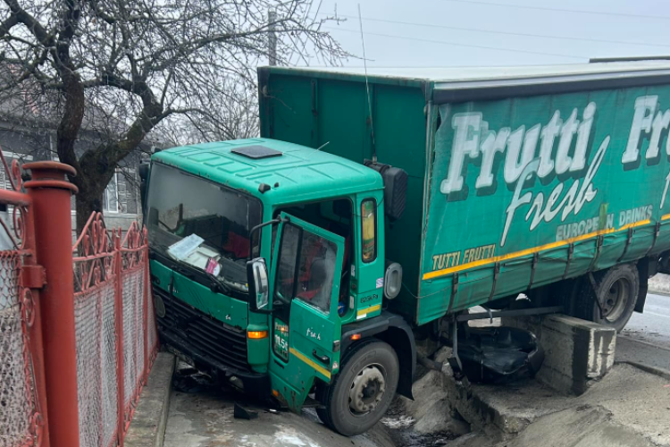 Accident într-o localitate din Cluj! Un șofer ajuns cu camionul în șanț. Drumurile au fost acoperite de polei - FOTO 