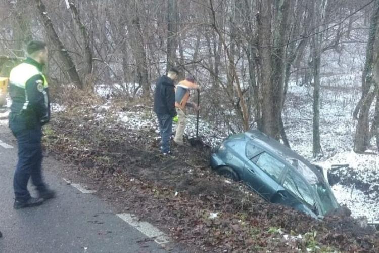 Accident rutier spectaculos pe un drum din Cluj-Napoca. O mașină a ,,zburat” de pe carosabil direct într-un pârâu