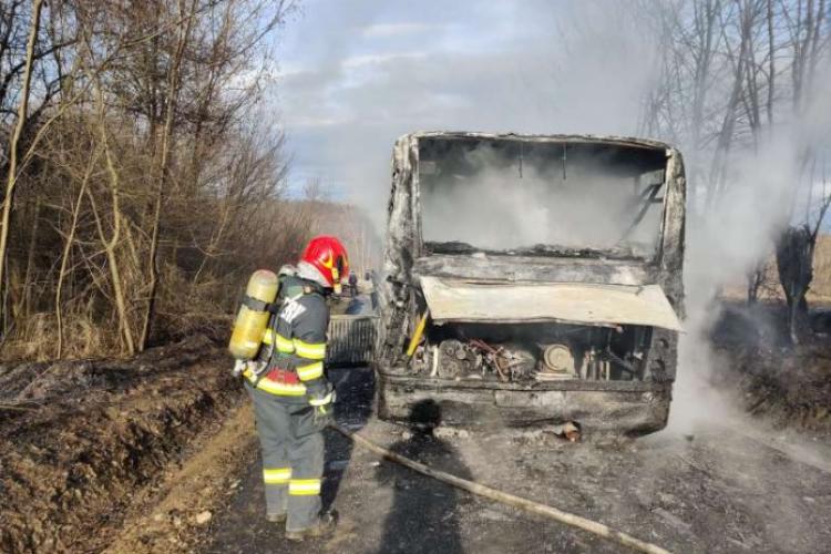 Incendiu devastator la un autobuz! Pompierii au intervenit de urgență 