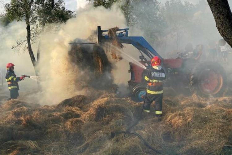 Incendiu devastator! Peste 1.000 de baloți de paie mistuiți de foc. Pompierii au intervenit de urgență 