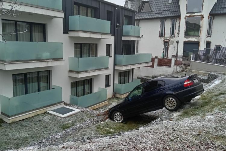 BMW suspendat în curtea unui bloc din Cluj-Napoca în prima zi a anului 2025: „Boss, n-ai voie sa parchezi acolo”