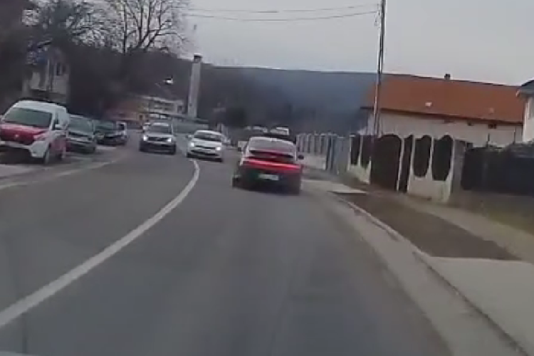 Aproape de accident pe un drum din Cluj. Un șofer inconștient a depășit mai multe mașini pe linie continuă - VIDEO