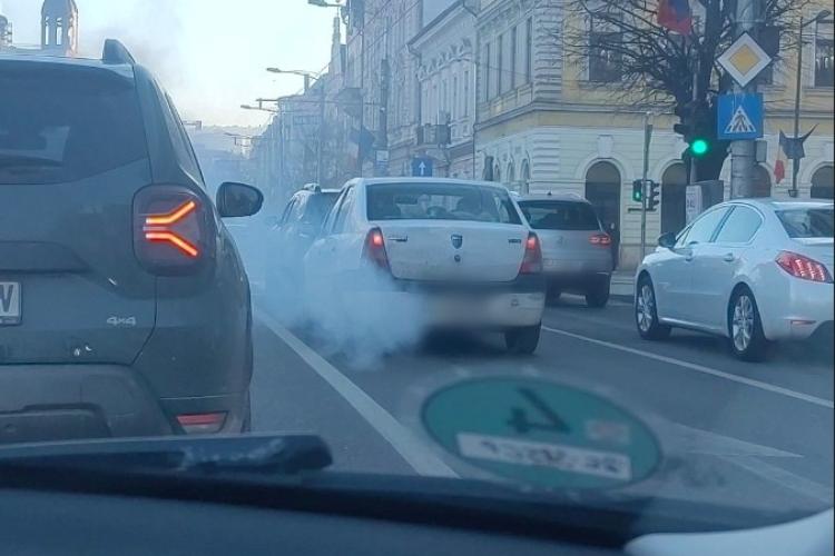 Traficul din Cluj, sub un nor de fum! O mașină a provocat panică printre conducătorii auto: „Se aprinde”