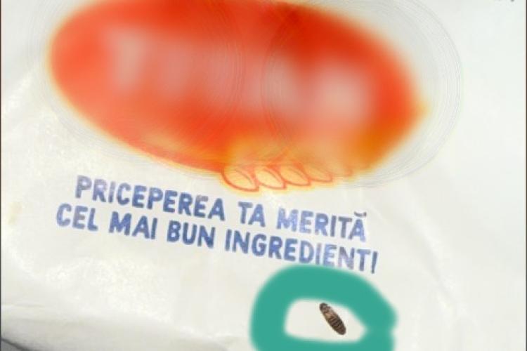 Făină cu un „cadou” de neuitat! Descoperirea care l-a șocat pe un clujean în timpul cumpărăturilor: „Acest trist ingredient  și-a găsit sfârșitul”