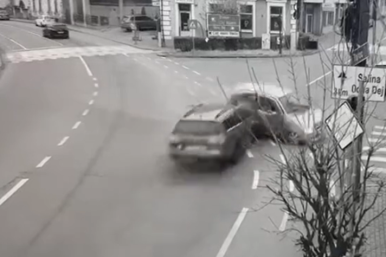 Cluj: Imagini șocante cu teribilul accident din Dej! O mașină a fost aruncată pe trotuar, după ce a pătruns pe contrasens - VIDEO