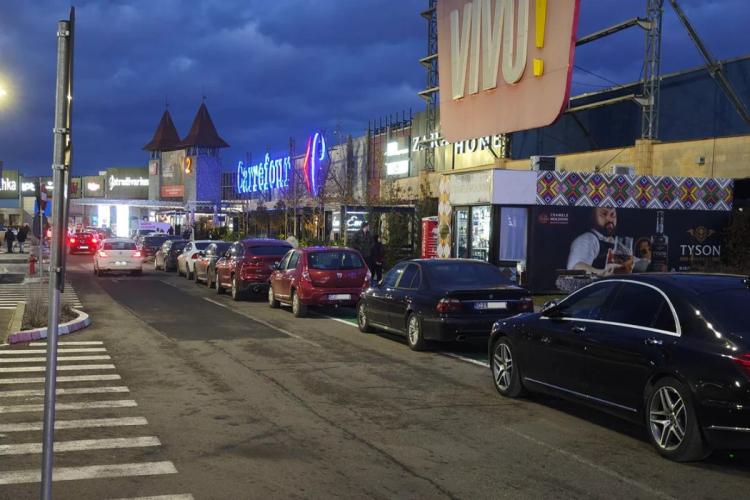 Haos la Vivo Cluj! Mai mulți șoferi au „confundat” pista de biciclete cu parcarea: „Gherțoii care parchează acolo sunt mai mulți decât bicicliștii” -FOTO