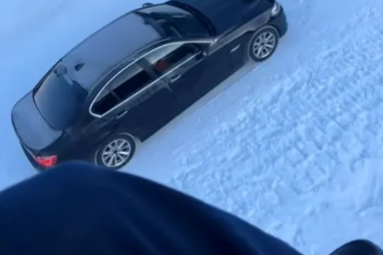 Un șofer a urcat cu BMW-ul pe pârtia de schi! Totul a fost filmat chiar din telescaun: „Întrebarea e ce caută oamenii cu schiurile pe pârtia de BMW?”-VIDEO