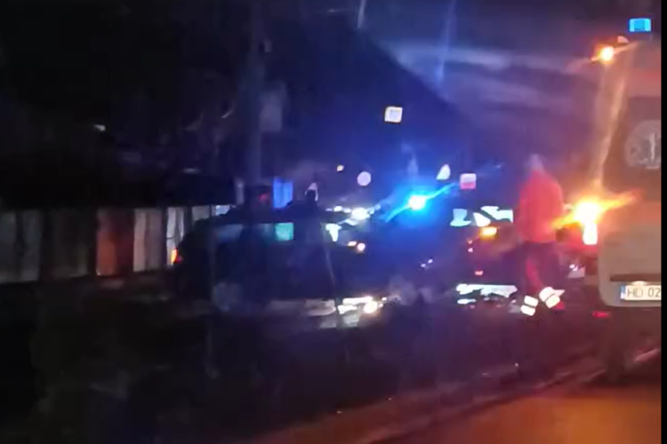 Trei mașini implicate într-un accident în Vâlcele, pe sensul Turda-Cluj. Circulați cu prudență, mai ales în condițiile de polei de astăzi din Cluj VIDEO