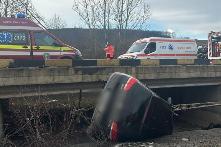 Cluj: Cum s-a petrecut accidentul din Mera în urma căruia patru persoane au ajuns la spital. Șoferul, de 64 de ani, a fost transportat cu elicopterul SMURD