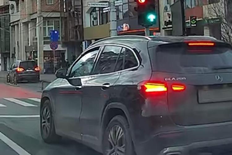 ,,Cluj-Napoca nu e coșul tău de gunoi” - Șoferiță din Cluj, filmată în timp ce aruncă gunoaie pe geam - VIDEO