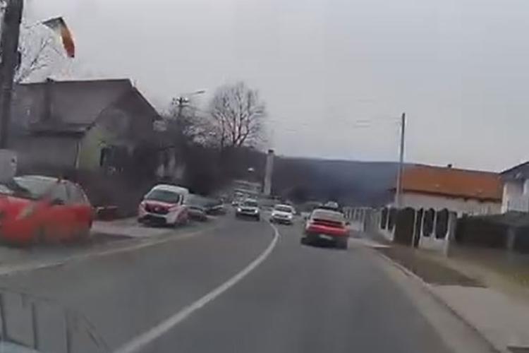 Frânezi sau mori! Un șofer iresponsabil surprins în trafic la Gilău, la un pas de a crea o tragedie VIDEO