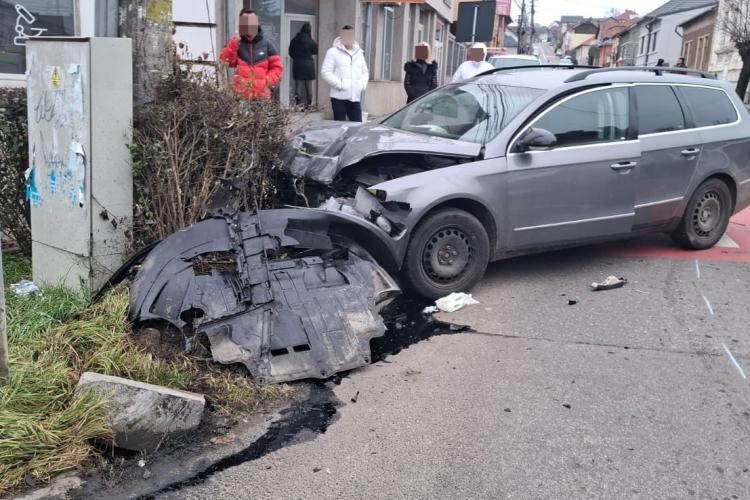 Accident cu 3 mașini în Cluj! O femeie a rămas încarcerată. Trei persoane, printre care și o fetiță de 13 ani au fost trasportate la spital