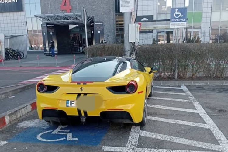 Bogătan ,,cu handicap”, surprins la Vivo Cluj! Și-a lăsat Ferrari-ul chiar pe locul pentru persoanele cu dizabilități. Nesimțirea NU mai are limite - FOTO