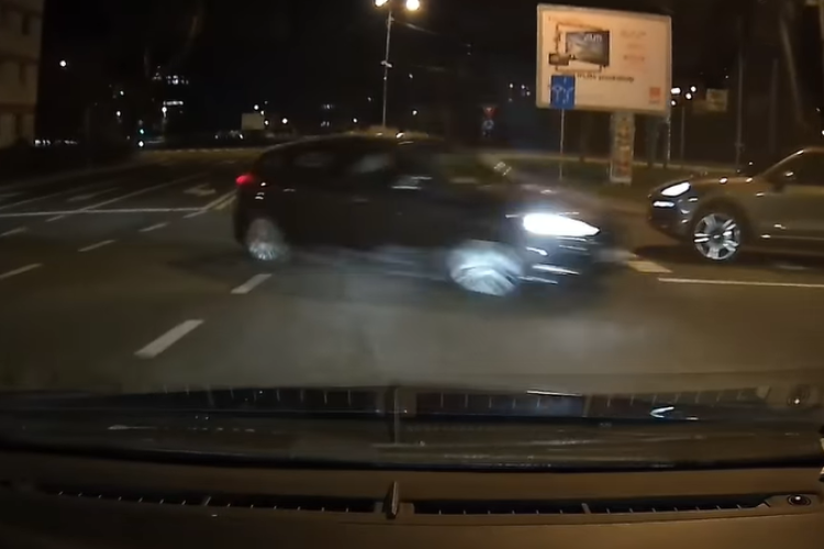 Fiecare conduce cum îl taie capul în Cluj! Șofer, la un pas de accident după ce un individ i-a tăiat calea - VIDEO 