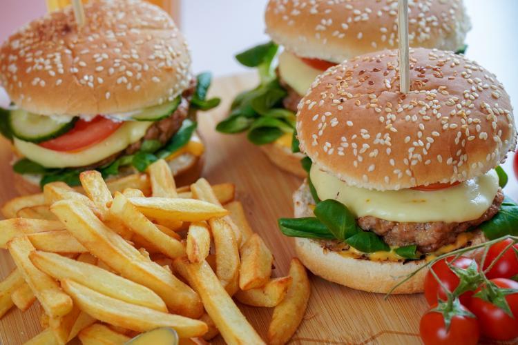 Tu știi ce mănânci? Infocons avertizează: Burgeri cu până la 26 de aditivi alimentari, vânduți în cele mai cunoscute fast food-uri din România