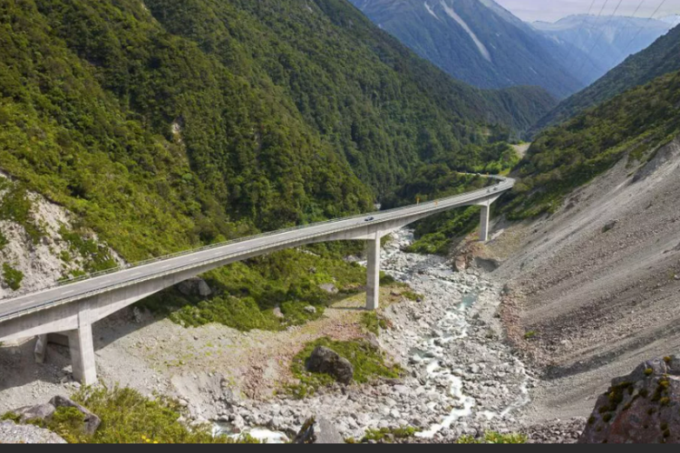 Când va fi gata prima autostradă montană: Traversează Carpații și leagă Ardealul de sudul țării! E prima cu tuneluri montane pentru autostrăzi, din România