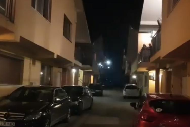 Chefuri nocturne cu muzica la maxim într-un bloc din Cluj! Petrecăreții s-au apucat să arunce și petarde de la balcon. Locatarii sunt disperați