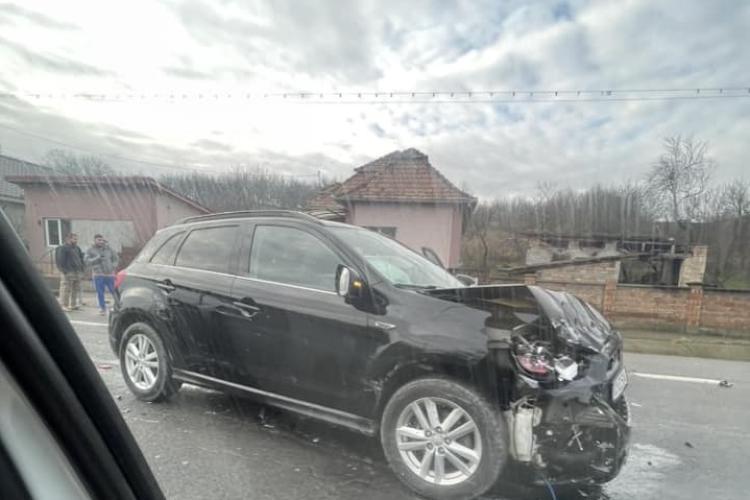 Accident rutier într-o comună din Cluj de Crăciun. O mașină s-a făcut praf în urma impactului - VIDEO / FOTO