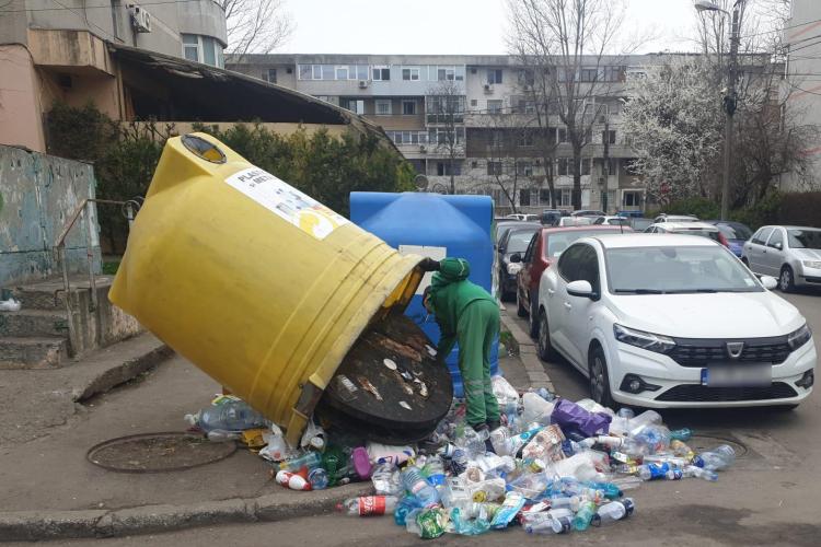 Oamenii străzii fac ravagii în Mănăștur! Clujenii sunt îngroziți: „E un miros sufocant. Dezleagă sacii menajeri din pubele și aruncă gunoiul pe stradă”