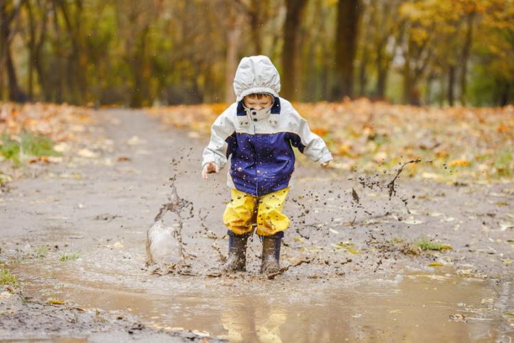 O mămică din Cluj vrea mai mult beton în Parcul Feroviarilor: „Spațiile verzi sunt pline de noroi”