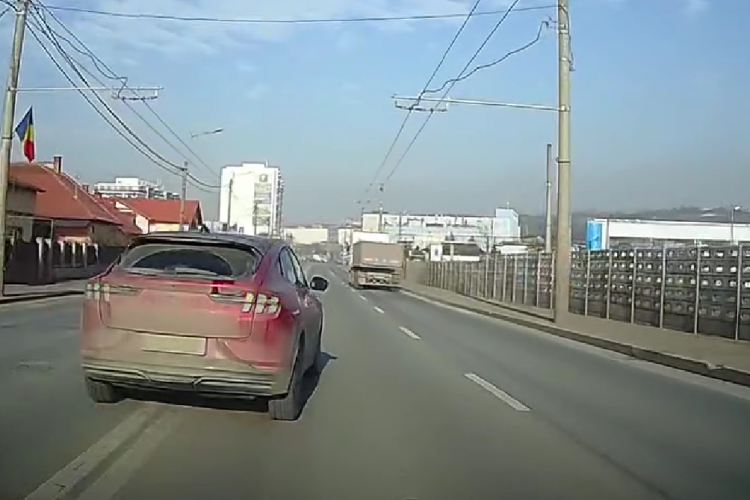 Inconștiență la volan pe drumurile din Cluj! Un șofer a depășit pe dublă linie continuă: ,,Ai riscat ca să ajungi tot la roșu” - VIDEO 