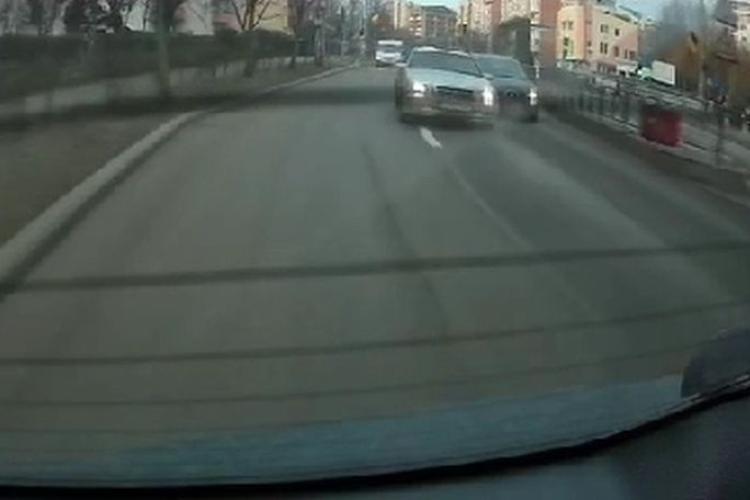 Așa se produc accidentele în Cluj! Un șofer neatent a lovit o mașină încercând să schimbe banda: ,,Sunt de decor oglinzile la unii” - VIDEO