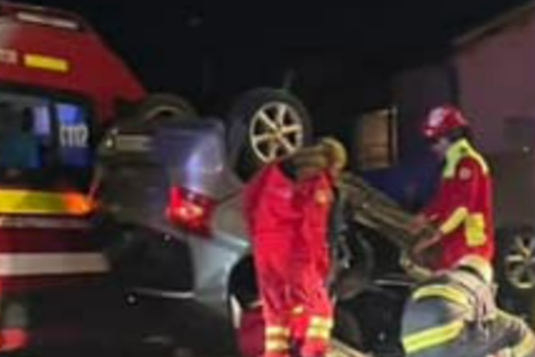 Cluj- Accident GRAV: O mașină s-a răsturnat. Trei persoane sunt evaluate de medici la această oră