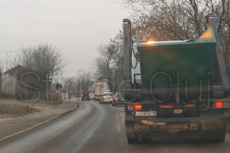 TUPEU sau Inconștiență? Un șofer a blocat azi un drum din Cluj cu TIR-ul, înainte de o curbă, și i-a pus toți în pericol VIDEO