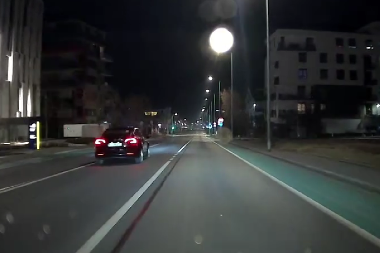 Greșeala unui șofer de Tesla care se putea transforma într-o tragedie pe un drum din Cluj: ,,Doar mașina e inteligentă” - VIDEO 