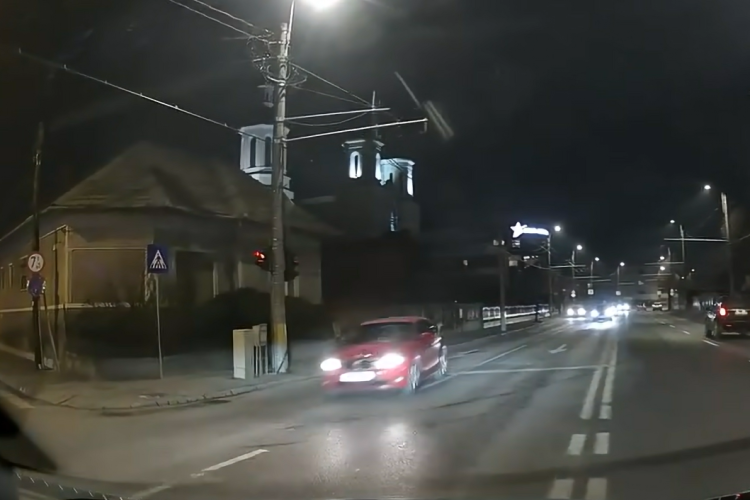 Șofer inconștient, filmat cu CAMERĂ de BORD pe strada Traian Vuia din Cluj: Trece în viteză pe roșu și e la un pas să producă o tragedie VIDEO