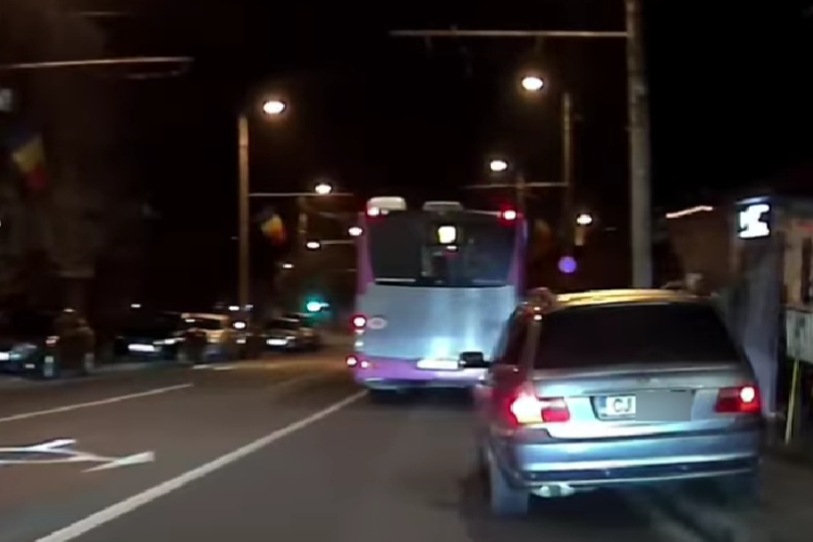 Inconștiență maximă! Un șofer a încercat să depășească un autobuz pe trotuar: ,,Zero gânduri” - VIDEO 