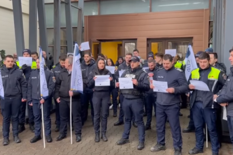 Polițiștii clujeni au ieșit la protest! Sunt nemulțumiți că ,,ordonanța trenuleț” le reduce veniturile: ,,Vor pierde, în medie, 1.500 de lei” - VIDEO 