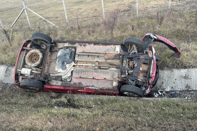 Accident rutier spectaculos pe un drum din Cluj-Napoca. O mașină a ,,zburat” de pe carosabil direct într-un șanț