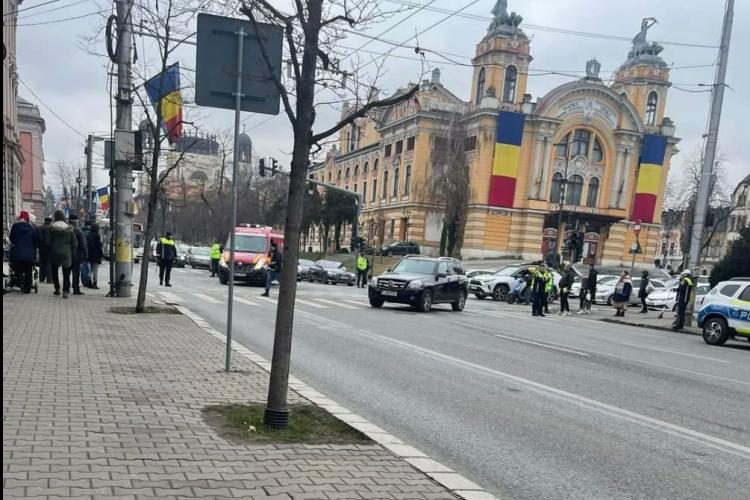 Femeie lovită de mașină, în timp ce încerca să traverseze strada, în Piața Avram Iancu din Cluj-Napoca. A fost transportată de urgență la spital - FOTO