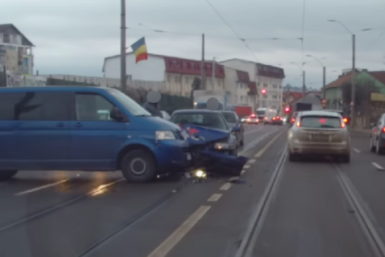 Accident rutier din cauza neacordării de prioritate în Cluj. O mașină s-a făcut praf în urma impactului - VIDEO