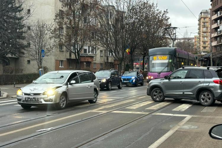 Accident rutier în Cluj-Napoca. Traficul este aglomerat după ce două autoturisme s-au ciocnit