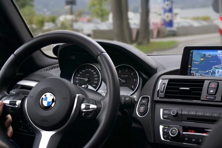 Șmecher cu BMW, prins cu un permis de conducere fals! Clujeanul a fentat legea și a condus ani de zile, chiar dacă nu a urmat școala de șoferi niciodată 