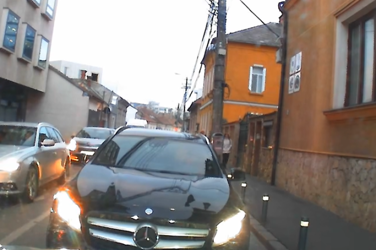 ,,Șmecher” cu Mercedes pus la respect de o clujeancă, după ce a încercat să facă o ,,schemă” pe o stradă din Cluj. S-a crezut mai deștept ca toți - VIDEO 