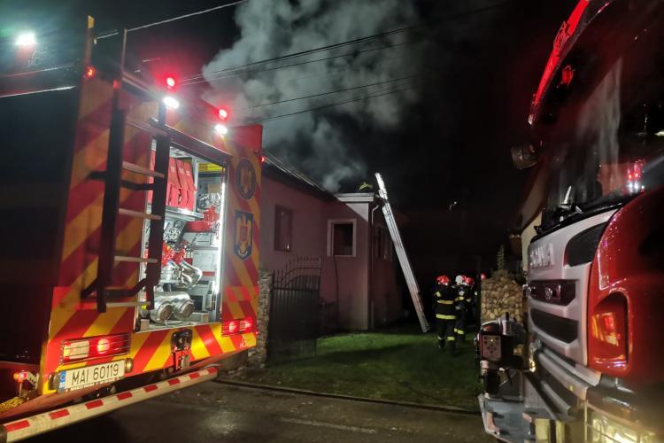 Incendiu în Cluj! O casă a fost cuprinsă de flăcări în toiul nopții. O femeie de 65 de ani a suferit un atac de panică 