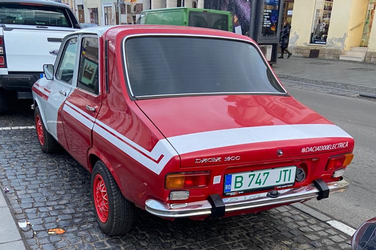 O Dacia 1300 a fost transformată într-o mașină electrică! Autoturismul a fost admirat de oameni pe o stradă din Cluj-Napoca. Cât a costat totul - FOTO