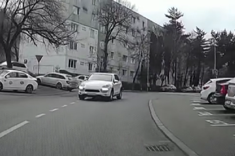 Șofer cu Porsche, surprins pe contrasens pe o stradă din Cluj: ,,Lasă telefonul că ar fi păcat de mașina aia să fie bușită” - VIDEO