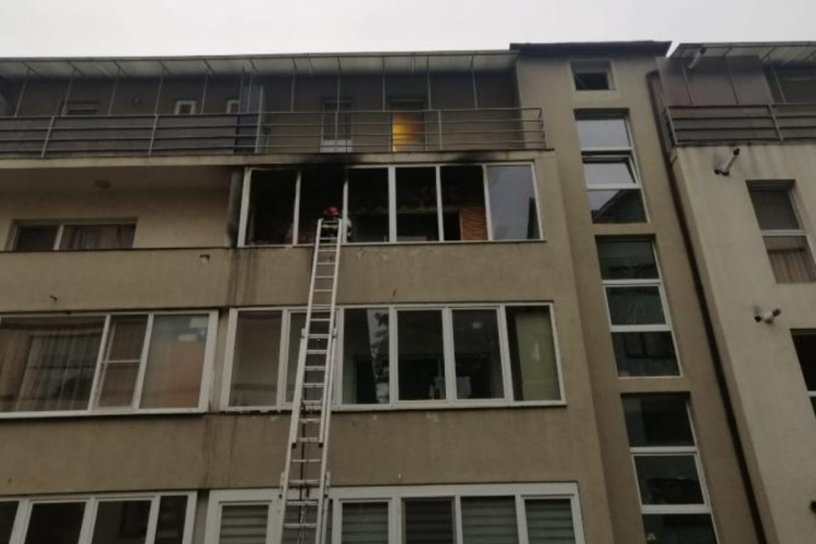 Un om a murit ars într-un incendiu izbucnit într-un apartament de pe strada Donath din Cluj. UPDATE: O bătrânică a murit carbonizată VIDEO 